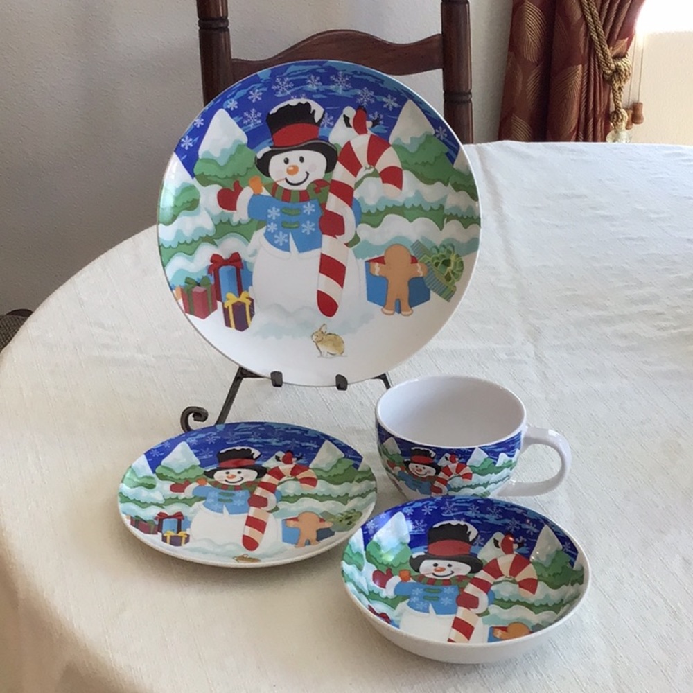 Holiday 4 Piece Dinner Set. Snowman design.